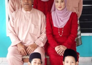 MOHAMAD Qamil Aqashah Mohd. Nasir (berdiri kanan) dan ahli keluarganya, Karmila Qistina Aisha (tengah), Mohamad Affiq Danish (berdiri kiri), Herlina Mohamed (duduk kerusi, kanan), Asqalani Al Imanee, (bawah kanan) dan Hadeeq Ismael (bawah kiri) bergambar kenangan bersama arwah bapa mereka, Mohd. Nasir Ismail (duduk kerusi, kiri) pada Hari Raya Aidilfitri tahun lalu.