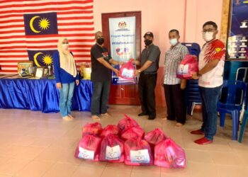 ZULKHAIRI ZAINAL (tiga dari kiri) menyampaikan sumbangan bakul makanan kepada Pengerusi KRT Taman Mesra, Beni Mahmud di di dewan Dataran RPA Arau, Perlis hari ini.- UTUSAN/MOHD. HAFIZ ABD. MUTALIB