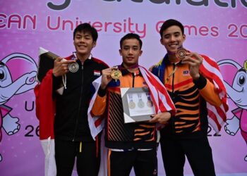ZHENG Yong (tengah)menunjukkan pingat emasnya yang dimenangi pada acara 400 meter gaya bebas  di AUG 2022.