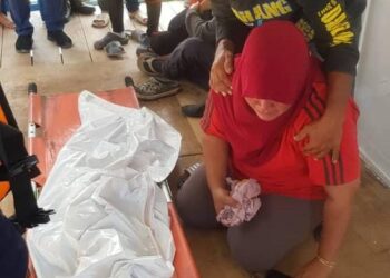 RITA Iderawati Daud (duduk) tidak dapat menahan sebak ketika mengecam mayat anaknya Siti Nur Athhiya Sofea Muhammad Sukri yang ditemui mati lemas di Bukit Rangin, Kuantan, Pahang. - FOTO IHSAN JBPM PAHANG