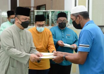 TUANKU Syed Faizuddin Putra Jamalullail 
berkenan berangkat menyerahkan sumbangan MAIPs kepada 20 orang asnaf terpilih dalam kalangan anak kariah Masjid Shahrani, Behor Lateh, Kangar, Perlis hari ini.- UTUSAN