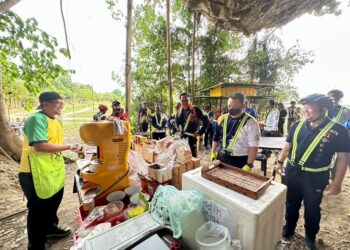 TUANKU Syed Faizuddin Putra Jamalullail (dua dari kanan) berkenan meninjau operasi Bukit Tau Advanture Park, Padang Lati, Perlis, sewaktu Program Kayuhan Berbasikal Majlis Agama Islam dan Adat Istiadat Melayu Perlis (MAIPs) Peduli, baru-baru ini. -UTUSAN