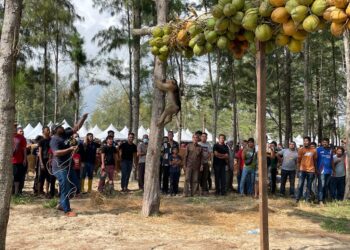 PERTANDINGAN beruk pulas nyor berjaya tumpuan pengunjung HPPN di Pantai Irama, Bachok, Kelantan. FOTO/TOREK SULONG