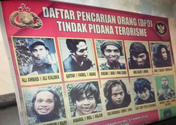 GAMBAR senarai ahli kumpulan dikehendaki yang banyak melakukan aksi keganasan di Sulawesi 
Tengah. – AGENSI