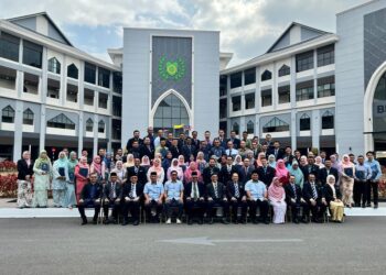 HASNOL Zam Zam Ahmad (duduk, enam dari kanan) bersama Menteri Besar, Mohd. Shukri Ramli (tujuh dari kanan) bergambar bersama sebahagian penjawat awam di negeri ini yang menerima Anugerah Perkhidmatan Cemerlang di Kompleks SUK, Kangar, Perlis hari ini. -UTUSAN/ASYRAF MUHAMMAD