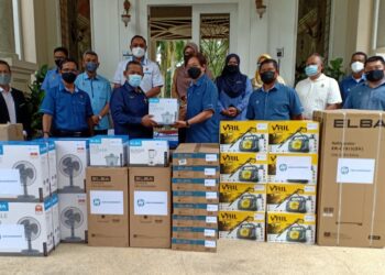 AMINUDDIN Harun menerima sumbangan barangan elektrik daripada Ketua Pegawai Eksekutif SWM Environment Sdn. Bhd., Ho De Leong untuk diagihkan kepada mangsa banjir menerusi program SWM Kasih Misi Bantuan Pasca Banjir hari ini.-UTUSAN/ZAKKINA WATI AHMAD TARMIZI.