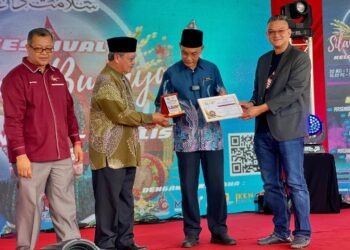 MOHD. Shukri Ramli (dua dari kanan) bersama Md. Anizam Abdul Rahman (dua dari kiri) menyerahkan sijil dan plak penghargaan kepada salah seorang penerima sewaktu Majlis Perasmian Penutup Festival Silang Budaya Kelantan-Perlis di Dataran Dato’ Sheikh Ahmad, Kangar, Perlis hari ini. -UTUSAN/ASYRAF MUHAMMAD