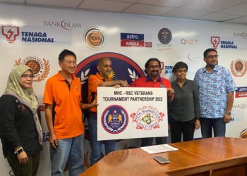 SUBAHAN bersalaman dengan Pengerusi Penganjuran RSC Hoki 9s, Oommen Koshy dalam sidang akhbar memperkenalkan Kejohanan Hoki Antarabangsa Veteran 9 Sebelah 2022.