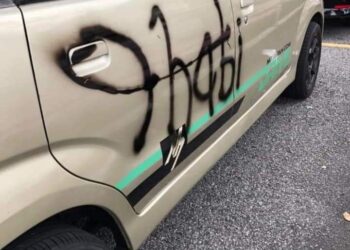 KENDERAAN yang menjadi mangsa vandalism seorang kanak-kanak yang disembur cat dengan perkataan tidak senonoh dalam kejadian di Jalan Tingkat Kenari 5, Bayan Lepas, Pulau Pinang semalam.
