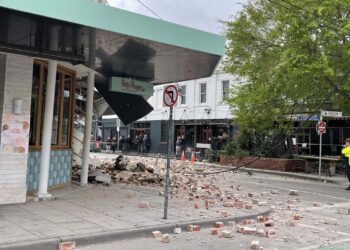 BETTY's BURGERS di Chapel Street, Prahran adalah salah satu bangunan yang runtuh sebahagiannya dengan rakaman yang tersebar dalam media sosial menunjukkan batu-bata bertebaran di atas jalan raya.-AGENSI