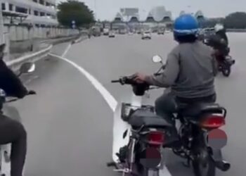 TANGKAP layar rakaman video yang tular di Twitter menunjukkan seorang penunggang motosikal menunda sebuah motosikal lain dalam keadaan berbahaya berhampiran plaza tol Juru, Bukit Mertajam, Pulau Pinang.