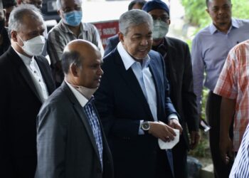 AHMAD Zahid Hamidi tiba di pekarangan Kompleks Mahkamah Sultan Salahuddin Abdul Aziz Shah hari ini untuk meneruskan perbicaraan kes rasuahnya dekat Mahkamah Tinggi, di Shah Alam, Selangor, hari ini. - FOTO / ZULFADHLI ZAKI