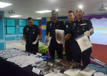 SOFFIAN Santong (kanan) menunjukkan antara dadah yang dirampas polis daripada sindiket pengedaran dadah yang berjaya ditumpaskan dalam sidang akhbar di IPD Timur Laut, George Town, Pulau Pinang hari ini. - Pix: IQBAL HAMDAN