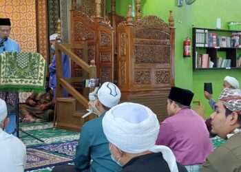 AHMAD ZAKIYIDDIN Abdul Rahman ketika mengumumkan penutupan sementara Masjid Tok Lebai Hashim, Bukit Minyak, Pulau Pinang untuk kerja-kerja penambahbaikan dan pengubahsuaian hari ini.