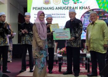 AHMAD Yakob (dua dari kanan) ketika menyampaikan anugerah khas kepada pengusaha pada Majlis Sambutan Hari Dapur Hijau Peringkat Negeri Kelantan di Pantai Sri Tujuh, Tumpat, Kelantan hari ini. UTUSAN/MUSTAQIM MOHAMED