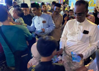 SALIM Abdul Rahman menyampaikan sumbangan duit raya kepada tetamu yang hadir pada majlis Havoc Raya yang diadakan selama lima malam berturut-turut di Kampung Melayu, Ayer Itam, Pulau Pinang malam tadi.
