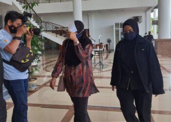 SHAROL Miza  Samad  (tengah) antara empat anggota Rela yang dituduh membuat tuntutan palsu di Mahkamah Sesyen Alor Setar hari ini.