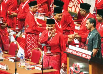 TINDAKAN UMNO memecat dan menggantung ahli-ahlinya menyebabkan kepercayaan orang Melayu
semakin terhakis terhadap parti itu. – UTUSAN/AMIR KHALID