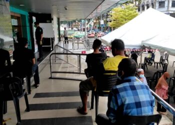 ORANG ramai berbaris di luar ruangan ATM sebuah bank untuk mengeluarkan wang BKC. 

Kerajaan menyediakan pelbagai bentuk bantuan di bawah lapan pakej rangsangan ekonomi, antaranya BPN, BPR dan BKC. -GAMBAR HIASAN/UTUSAN