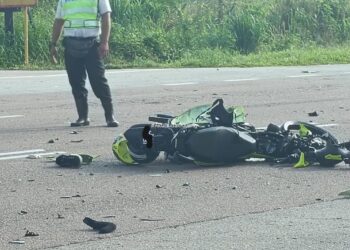 Motosikal yang ditunggang Nurshafiq rosak teruk akibat bertembung dengan sebuah van di Kilometer 40, Jalan Batu Pahat- Mersing, semalam.