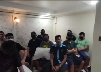 TANGKAP layar daripada rakaman video yang menunjunjukkan wakil Pertubuhan Kemanusiaan Masyarakat Antarabangsa Malaysia (MHO), Azirul Shafiq (Tengah) memaklumkan kepada orang ramai tentang misi menyelamatkan mangsa penipuan sindiket kerja di Kemboja.