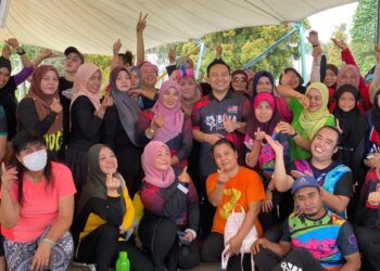 WAN Saiful Wan Jan (tengah) bersama sebahagian daripada individu yang hadir dalam Program Sihat Bersama Wan Saiful di Tasik Darulaman, Jitra, hari ini. -UTUSAN/MOHD RAFIE AZIMI