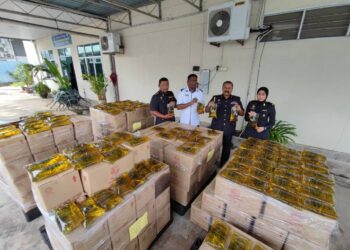 S. JEGAN (dua dari kanan) menunjukkan minyak masak paket bersubsidi yang disorok di stor simpanan tidak bernombor di sebuah apartmen di George Town dalam sidang akhbar di Bukit Mertajam, Pulau Pinang hari ini. - Pic: IQBAL HAMDAN