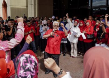 WAKIL Waris Pekembar berucap dalam Himpunan Solidariti Menyokong Institusi Presiden UMNO di Menara Dato’ Onn, Kuala Lumpur, hari ini. - UTUSAN/MUHAMAD IQBAL ROSLI