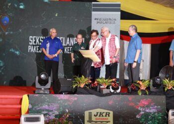 ISMAIL Sabri Yaakob (dua dari kanan) merasmikan pembukaan Lebuhraya Pan Borneo Seksyen Selangau, Sarawak hari ini.