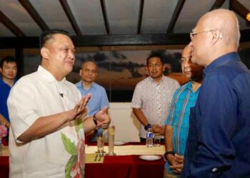 TUANKU Syed Faizuddin Putra Jamalullail  (kiri) ketika majlis makan malam Unimap bersama Jabatan Pengajian Tinggi yang turut dihadiri Ngampasong Meuangmany (kanan) di The Cliff, Langkawi semalam. - UTUSAN