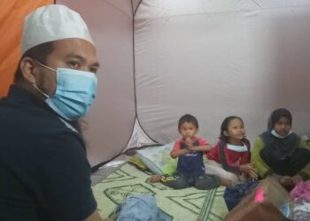 EBIT Lew bersama kanak-kanak di pusat pemindahan banjir  di SK Parit Haji Aman di Bagan Serai hari ini. - UTUSAN/WAT KAMAL ABAS