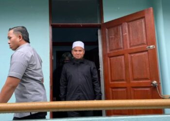 EBIT Lew keluar dari bilik perbicaraan di Mahkamah Majistret Tenom.