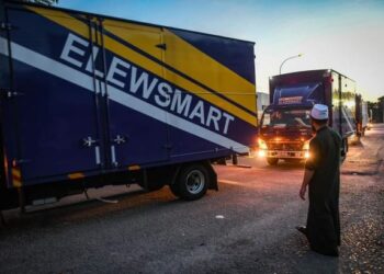 EBIT Lew pada Isnin lalu melihat lori untuk misi bantuan keperluan asas ke seluruh negara. - FOTO/FB EBIT LEW