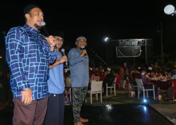 EBBY Yus (tiga, dari kanan) bersama Caca Raja Lawak (kiri) dan Joey Daud mengadakan persembahan dalam Program Iftar Ramadan 2022 Bersama Anak-Anak Syurga di Restoran Tapaqking Ikan Bakar, Port Dickson semalam.-UTUSAN/AFIFI HAFIZ MOHD. NOR