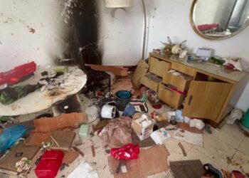 KEADAAN rumah teres dua tingkat yang rosak teruk selepas tong gas memasak meletup di Taman Sena Permai, Tasek Gelugor, Pulau Pinang pagi ini.