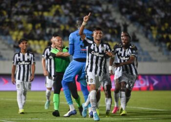 PEMAIN TFC, Mohamad Faisal Abd. Halim (tengah) meraikan jaringan kedua menerusi sepakan penalti pada aksi Liga Super di Stadium Sultan Mizan Zainal Abidin, Kuala Nerus malam ini.  - UTUSAN/PUQTRA HAIRRY ROSLI