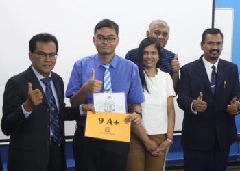 G. Bhuvenraj,18, merupakan antara calon SPM 2022 yang mendapat A+ bagi semua mata pelajaran diambilnya dalam sidang akhbar pengumuman keputusan SPM 2022 di Penang Free School, George Town, Pulau Pinang hari ini. - Pic: IQBAL HAMDAN