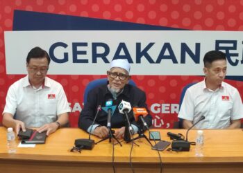 ABDUL HADI Awang bersama Dominic Lau (kiri) dan Oh Tong Keong (kanan) pada sidang akhbar selepas menghadiri sesi dialog bersama pemimpin Gerakan di ibu pejabat Gerakan Pulau Pinang di George Town, malam tadi. – Pic: IQBAL HAMDAN