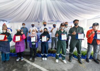 Ahmad Samsuri Mokhtar (tengah) pada Sesi Ramah Mesra bersama peserta empower ECER-MEKAR 
dan PENJANA – ECERDC di Dungun baru-baru ini.
