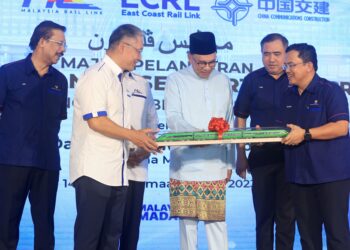 ANWAR Ibrahim menerima cenderamata daripada Ketua Pegawai Eksekutif MRL, Datuk Seri Darwish Abdul Razak selepas merasmikan pelancaran pembinaan stesen pertama ECRL di Tunjong, Kota Bharu, Kelantan, semalam. – UTUSAN/KAMARUL BISMI KAMARUZAMAN