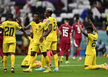 PEMAIN Ecuador, Sebastian Mendez (jersi N0. 20), Pervis Estupinan (7) dan Felix Torres (2) meraikan kejayaan pasukan mereka memenangi perlawanan pembukaan Piala Dunia 2022 dengan menumpaskan Qatar 2-0 di Stadium Al-Bayt, Al Khor, utara Doha hari ini. - AFP