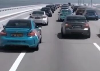 TANGKAP layar video yang tular dalam laman TikTok mengenai deretan kereta mewah yang didakwa dipandu perlahan dan menghalang lalu lintas di atas jambatan kedua Pulau Pinang sejak kelmarin.