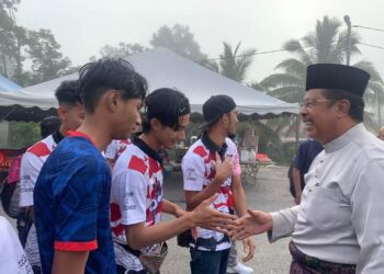ABDUL RAHMAN Mohamad (kanan) beramah mesra ketika diperkenalkan kepada pemain bola tampar selepas perasmian Kejohanan Bola Tampar Tertutup Lipis di Kampung Dusun di Lipis, Pahang. - UTUSAN:HARIS FADILAH AHMAD
