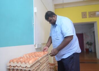SEORANG pekerja kedai pemborong dan pembekal telur memeriksa telur yang bakal dihantar ke kedai-kedai, di Jalan Dato Koyah, Pulau Pinang hari ini. - Pic: IQBAL HAMDAN