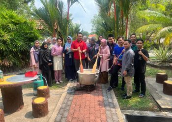 KAMARUL Azman Khamis bersama mahasiswa 
pelbagai kaum dari Kelab Jahitan dan Masakan Pusat Budaya dan Seni Universiti Utara Malaysia (UUM) bergotong-royong menyediakan bubur lambuk untuk diagihkan kepada golongan asnaf.- UTUSAN