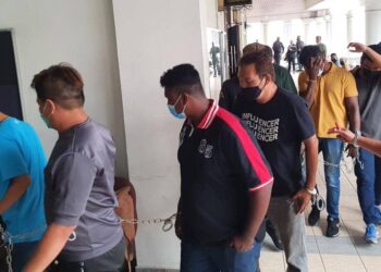 SEBAHAGIAN daripada penarik kereta yang didakwa di Mahkamah Majistret Georgetown, Pulau Pinang hari ini atas pertuduhan terlibat dalam kejadian pergaduhan di Lebuhraya Tun Dr Lim Chong Eu yang tular di dalam media sosial baru-baru ini.