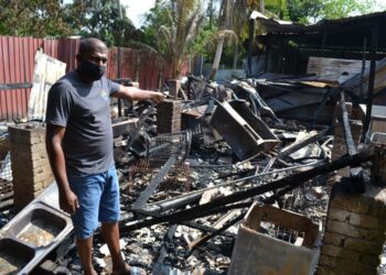 S. Kalidas menunjukkan kawasan reban ayam miliknya yang musnah dalam kejadian kebakaran di Kampung Pasir Tengah, Rantau, Seremban, semalam.-UTUSAN/ZAKKINA WATI AHMAD TARMIZI.