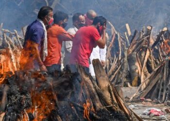 UPACARA pembakaran mayat secara besar-besaran di New Delhi selepas India melaporkan lonjakan kes kematian akibat Covid-19. - AFP