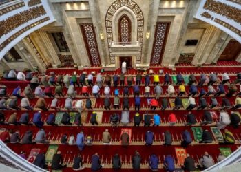 UMAT Islam perlu memahami setiap bacaan yang diucapkan ketika mengerjakan solat. - AFP