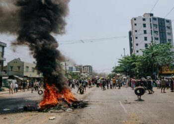 PENUNJUK PERASAAN berkumpul dan membakar timbunan bahan di tengah jalan ketika protes di pekan Insein, Yangon, baru-baru ini. - AFP